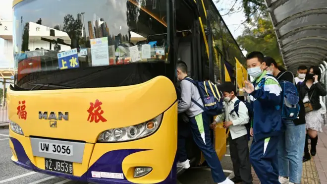 2023年2月7日，香港與中國大陸通關後，來往中港兩地的跨境學童乘搭旅遊巴。