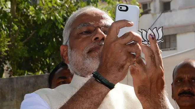 ২০১৪র সাধারণ নির্বাচনে ভোট দেওয়ার পর সেলফি তুলছেন নরেন্দ্র মোদী