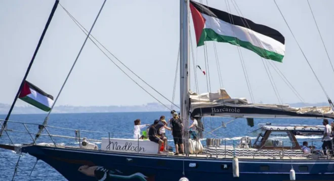 سفينة تحمل على متنها مساعدات رمزية إلى غزة