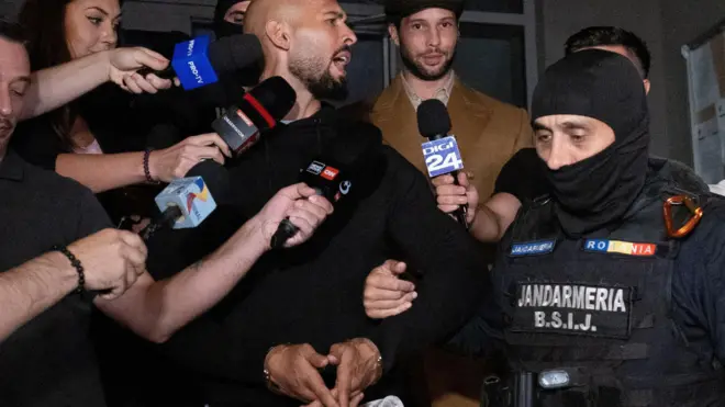 أندرو تيت وأخوه أمام مقر شرطة مكافحة الجرائم الخطيرة في رومانيا 