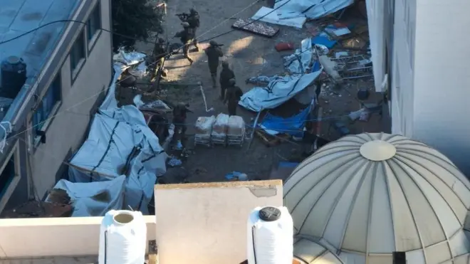 ภาพถ่ายจากกองกำลังป้องกันอิสราเอล (ไอดีเอฟ) แสดงให้เห็นว่า ทหารอิสราเอลอยู่ภายในโรงพยาบาลอัล-ชีฟาแล้ว