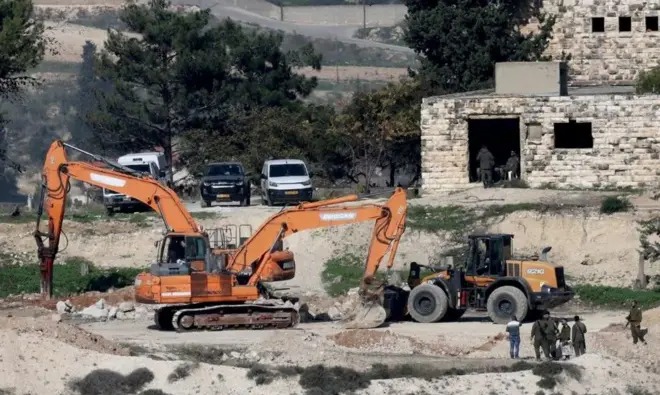 İsrail buldozerleri, 23 Aralık'ta Batı Şeria'da Cenin kenti yakınlarındaki Sanur yerleşim yerinin boşaltıldığı bölgede araziyi düzleştiriyor.