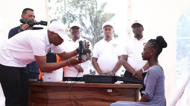 Mpiga kura akipigwa picha