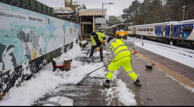 Workers dey pack snow from roads