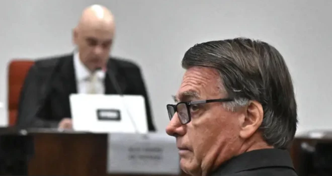 Imagem mostra foco no rosto do presidente Jair Bolsonaro, com o ministro Alexandre de Moraes ao fundo, desfocado