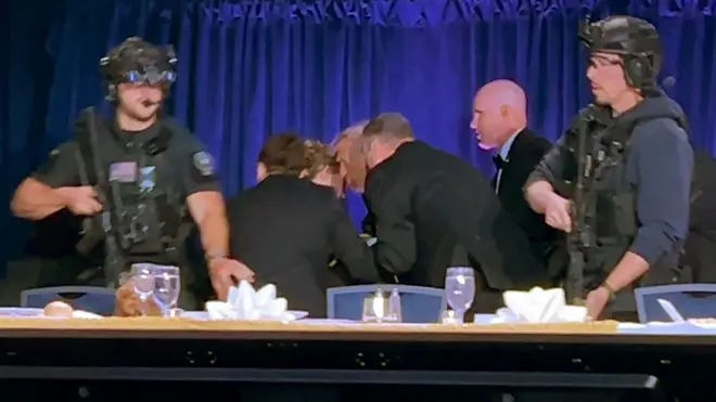 Prezydent USA Donald Trump jest wyprowadzany pod eskortą po tym, jak mężczyzna otworzył ogień podczas dorocznej kolacji Stowarzyszenia Korespondentów Białego Domu w Waszyngtonie