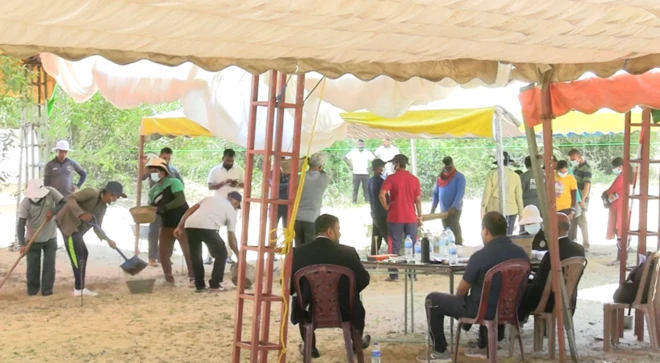 මුස්ලිම් බැතිමතුන් 167 දෙනෙකු ඝාතනය කර වළදමා ඇති බවට සැකකෙරෙන සමූහ මිනීවළක් පිළිබඳව කැණීම් කටයුතු ආරම්භ කර තිබේ