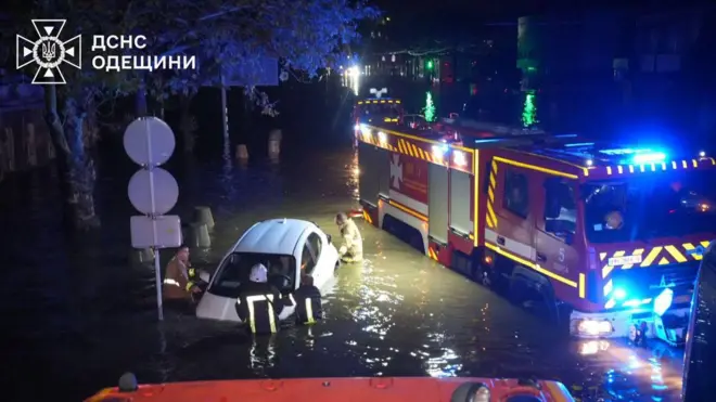 Автівки цивільних і рятувальників занурені у воді