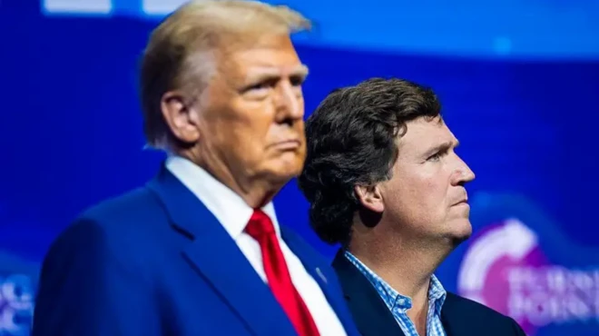 نیم‌رخ‌های دونالد ترامپ و تاکر کارلسون که در کنار یکدیگر ایستاده‌اند، پسزمینه آنها رنگ آبی است