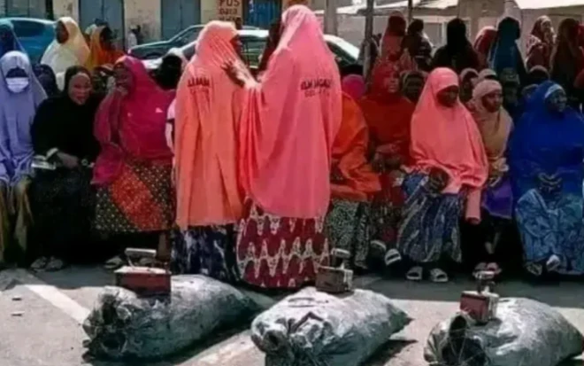 Awon obinriin ti won n pin apo eedu fun