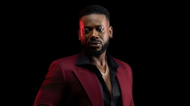 Adekunle Gold pẹlu ẹgba ọrun