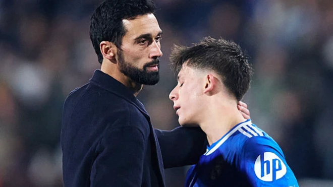 Maç sonu üzüntü yaşayan Arda'yı hocası eliyle teselli ediyor.