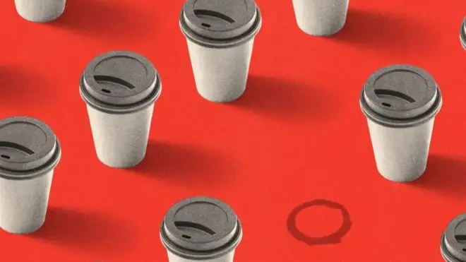 Ilustración cpn varios vasos de café desechables grises para llevar, con tapa, sobre fondo rojo