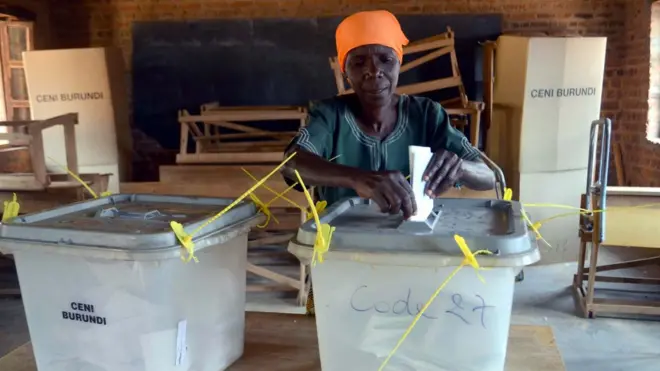 Umutamakazi ariko arashira urupapuro rw'itora mu gasandugu k'amatora, Bujumbura, 29 Ruheshi 2015