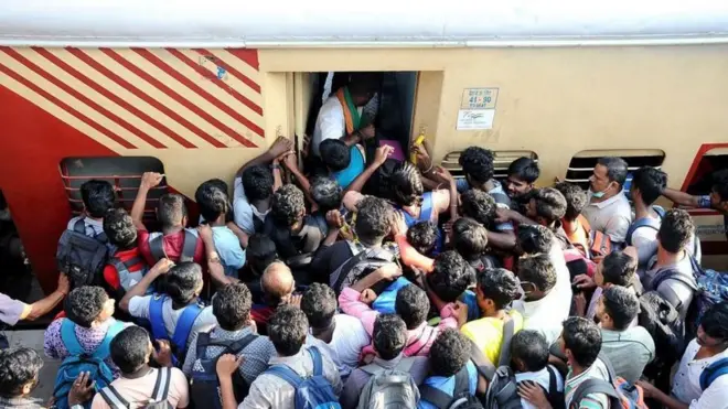 రైలు దగ్గర రద్దీ