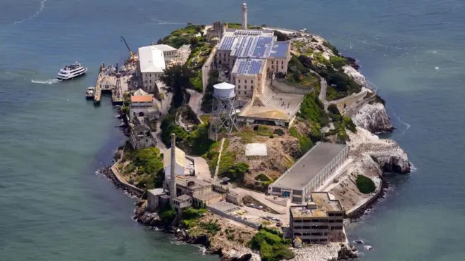 በ1912 በዓለም ረዥሙ የሲሚንቶ ግንብ በዙሪያው ታጥሯል