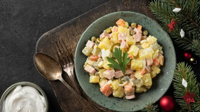 سالاد روی میز برای شب سال نو