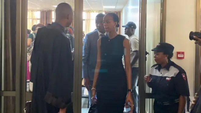 Prince Kid, inyuma y'umugore we Elsa Iradukunda, basohoka mu rukiko kuri uyu wa gatanu