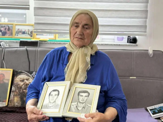 Šuhra sa fotografijama ubijenih sinova Suada i Fuada