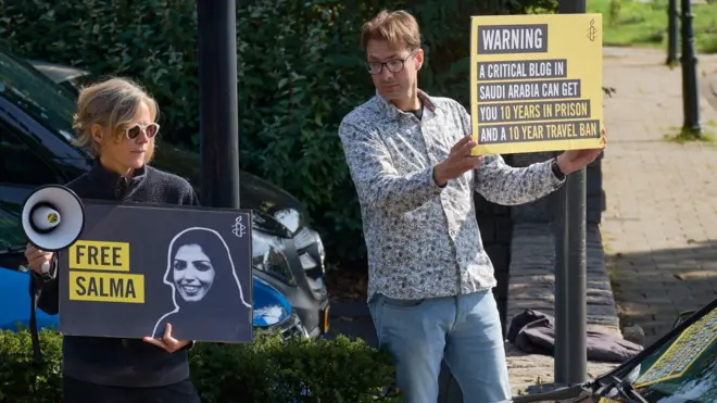 نشطاء حقوق الإنسان في لاهاي يلوحون بلافتات احتجاجية بعد حكم قضائي سعودي على سلمى الشهاب
