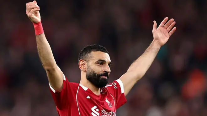 Mohammed Salah raise im hand in celebration afta e score for Liverpool