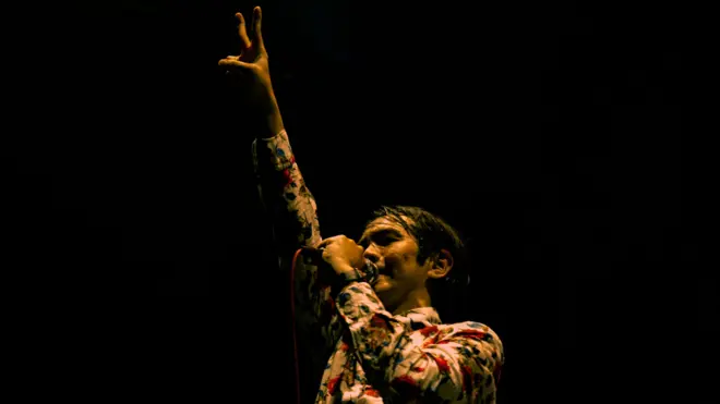 Eka Annash dalam salah satu penampilan bersama The Brandals.