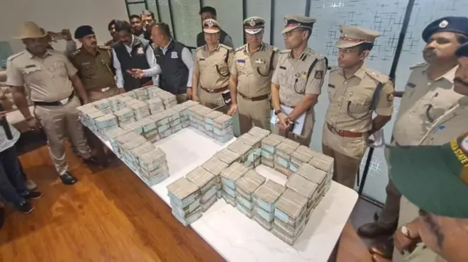 जप्त पैशासह पोलीस.