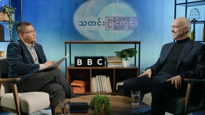 IIMM အဖွဲ့ ကို ဦးဆောင်သူ လန်ဒန်မြို့ ဘီဘီစီ ရုံးချုပ်က စတူဒီယို အခန်းထဲမှာ ရှိနေခဲ့