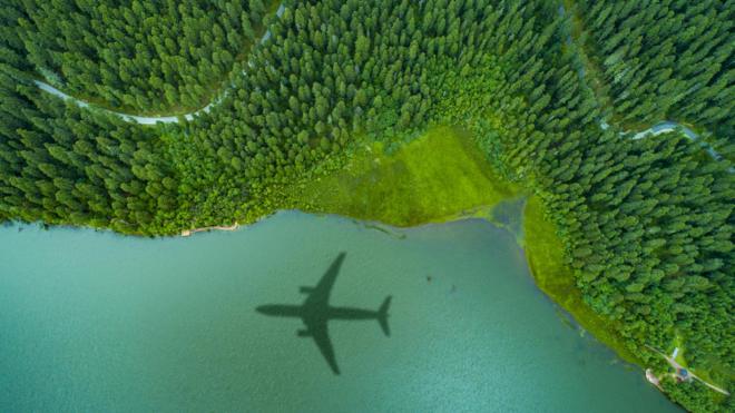 Sombra de avião na água