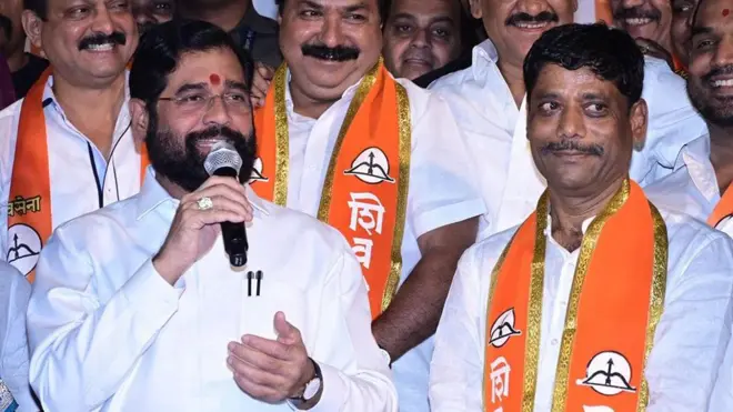पुण्यातील काँग्रेस नेते रविंद्र धंगेकर यांनी एकनाथ शिंदे यांच्या नेतृत्वातील शिवसेनेमध्ये प्रवेश केला. 