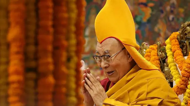 El líder espiritual tibetano Dalai Lama junta las manos en un gesto de oración mientras dirige una reunión de profesores el 28 de julio de 2022.