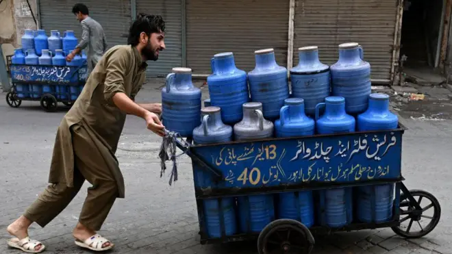 लाहौर के बाज़ार में पानी ले जाते हुए एक व्यक्ति