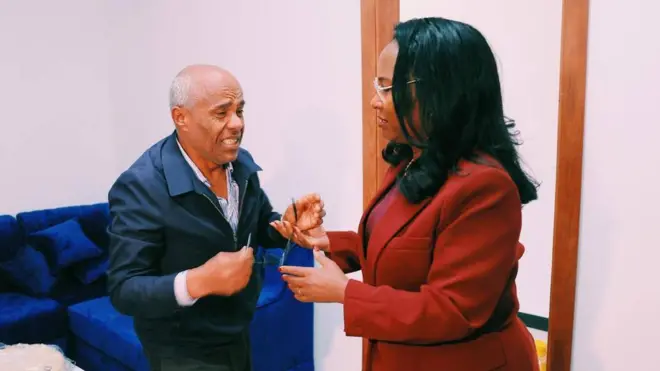  Obbo Eliyaas Abdiisaa yeroo furtuu manaa Kantiibaa Magaalaa Finfinnee Adaanachi Abeebee irraa fudhatan.