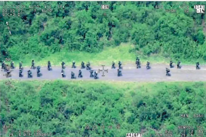 Imwe mu masanamu yashizwe ahabona na Patrick Muyaya avuga ko ari ayafashwe na drone yerekana ingabo z'igisirikare c'Urwanda ziriko zinjira muri Congo