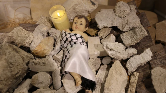 Instalasi patung melambangkan bayi Yesus tergeletak di tengah reruntuhan gua menjelang Natal di Gereja Lutheran Evangelis di Betlehem, Tepi Barat yang diduduki Israel, 25 November 2024.