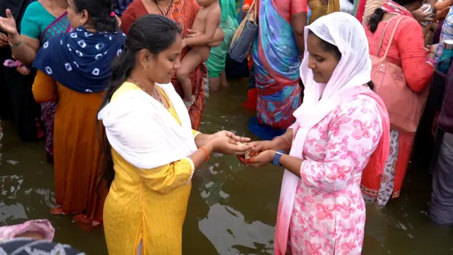 రొట్టెలు ఇచ్చి పుచ్చుకుంటున్న మహిళలు