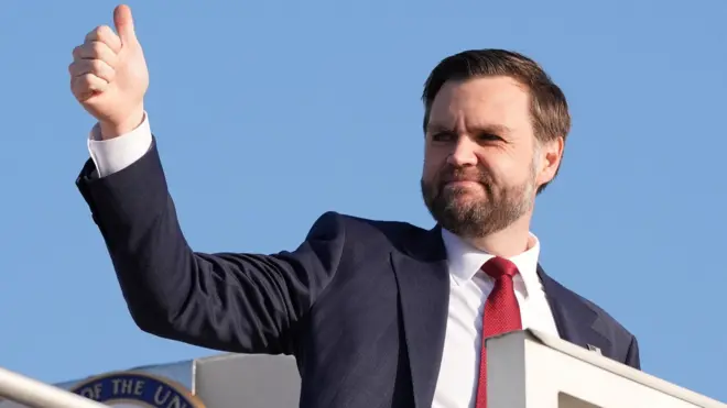 萬斯在伊斯蘭堡機場登上「空軍二號」專機時向媒體記者比拇指(12/4/2026)