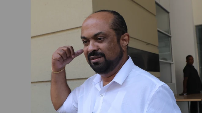 බලශක්ති අමාත්‍ය කුමාර ජයකොඩි අධිකරණයෙන් පිටතට පැමිණෙමින්