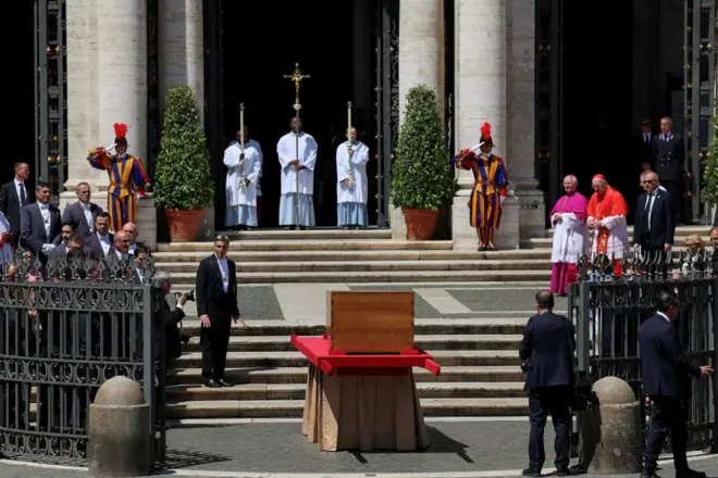 Kovčeg sa telom pape Franje ispred bazilike Svete Marije Velike