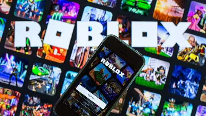 На экране мобильного телефона логотип Roblox