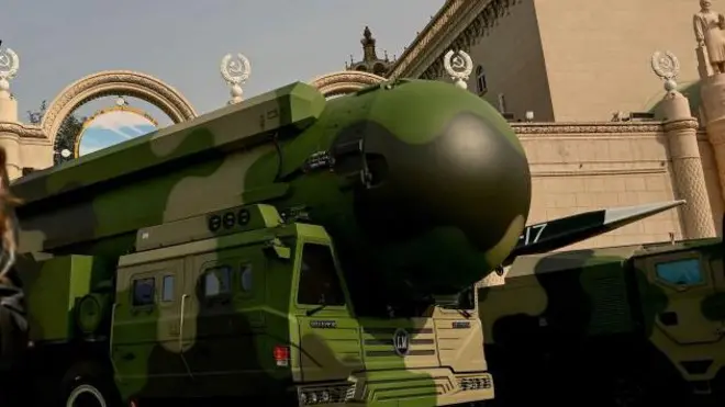 बीजिंग में एक प्रदर्शनी के दौरान ली गई ये तस्वीर 12 अक्तूबर 2022 की है. 