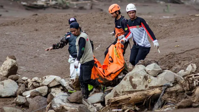 tanah longsor, bandung, pasirlangu, cisarua, bandung barat