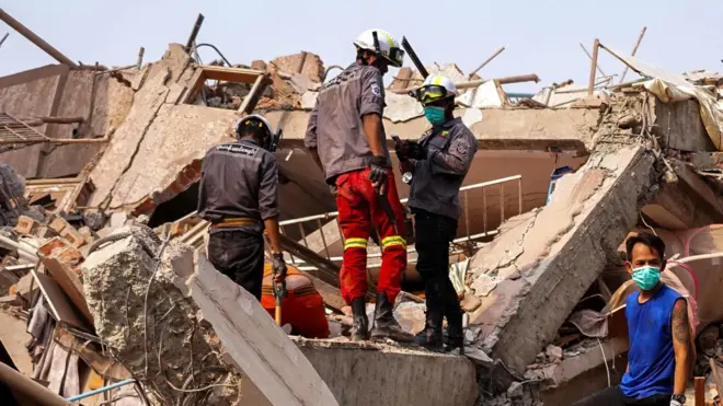 ミャンマー中部マンダレーで、倒壊した建物のがれきから生存者の救出活動が続けられた