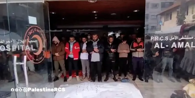 طواقم طبية تصلي على إحدى الوفيات في مستشفى الأمل