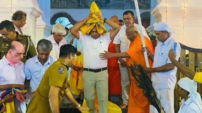 2019 අප්‍රේල් මස 21 වෙනිදා කොළඹ කොච්චිකඩේ දේවස්ථානය ඇතුළු දිවයින පුරා ඉලක්ක 08කට එල්ල වූ මරාගෙන මැරෙන බෝම්බ ප්‍රහාර එල්ලවූ අවස්ථාවේදී එවකට නියෝජ්‍ය පොලිස්පති දේශබන්දු තෙන්නකෝන් කොළඹ - උතුර දිසාව භාර නියෝජ්‍ය පොලිස්පතිවරයා ලෙස කටයුතු කරනු ලැබිය.