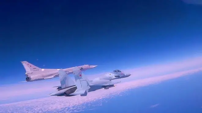 Російський дальній бомбардувальник Ту-22М3 у супроводі винищувача Су-35
