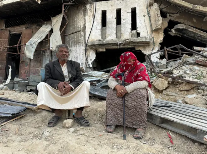 عائلة فلسطينية تعود إلى خان يونس بعد انسحاب القوات الإسرائيلية من المدينة