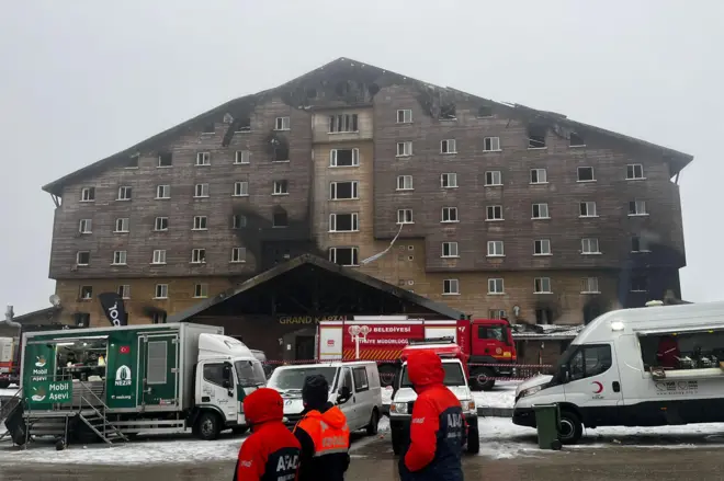 Yanmış bir bina, önünde ambulanslar