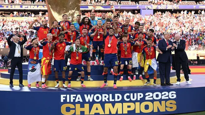 2026 Dünya Kupası madalya töreninde İspanyol futbolcular kupayı kaldırıyor.
