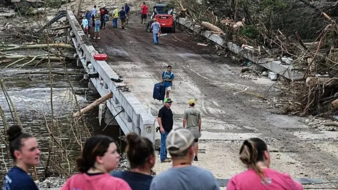 Pipo stand for bridge wey don break